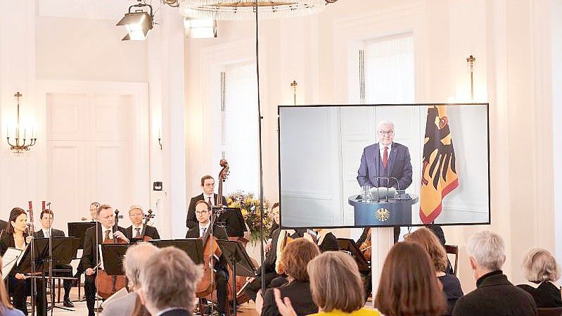 Bundespräsident Frank-Walter Steinmeier wurde bei dem Konzert im Schloss Bellevue per Video zugeschaltet. Foto: Annette Riedl/dpa