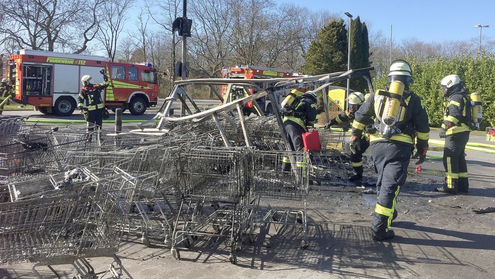Die Einkaufswagen des Marktes sind nicht mehr zu gebrauchen. Foto: Mielcarek
