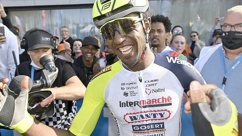 Radprofi Biniam Girmay hat überraschend den Klassiker Gent-Wevelgem gewonnen. Foto: Dirk Waem/BELGA/dpa