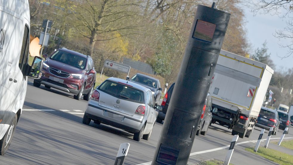 Die Blitzersäule an der Leerer Landstraße in Aurich überwacht neuerdings die Geschwindigkeit in beide Richtungen. Foto: Ortgies