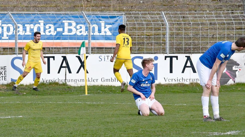 Enttäuschte Hannoveraner, jubelnde Emder: Tido Steffens feiert hier mit Kickers-Stürmerkollege Gabriel Bamezon nach seinem Treffer zum 1:0 an der Eckfahne. Fotos: Privat