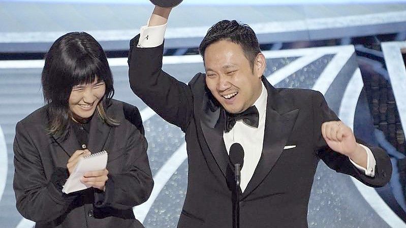 Regisseur Ryusuke Hamaguchi freut sich über den Auslands-Oscar. Foto: Chris Pizzello/Invision/AP/dpa