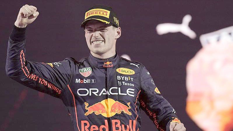 Feierte in Dschidda seinen ersten Saisonsieg: Weltmeister Max Verstappen. Foto: Hassan Ammar/AP/dpa