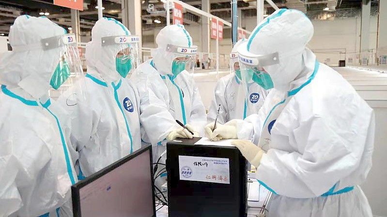 Komplett in Schutzanzügen: Mitarbeiter in einer ausgewiesenen Quarantäneeinrichtung in Shanghai. Foto: Ye Jiaqi/XinHua/dpa