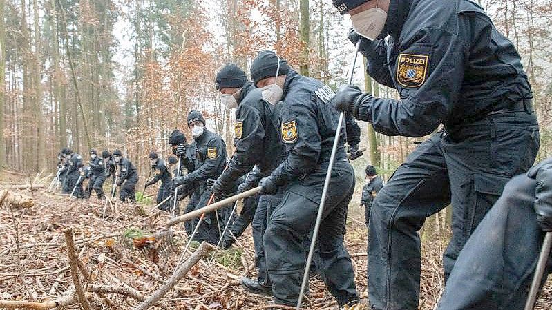 Polizisten durchsuchen ein Waldstück in Kipfenberg. Hier wurde im November 2021 ein menschlicher Knochen gefunden, der Sonja Engelbrecht zugeordnet werden konnte. Foto: Stefan Puchner/dpa/Archiv