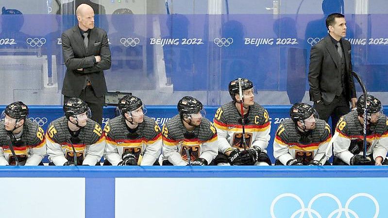 Bleibt Toni Söderholm (r) Trainer der deutschen Eishockey-Männer?. Foto: Peter Kneffel/dpa