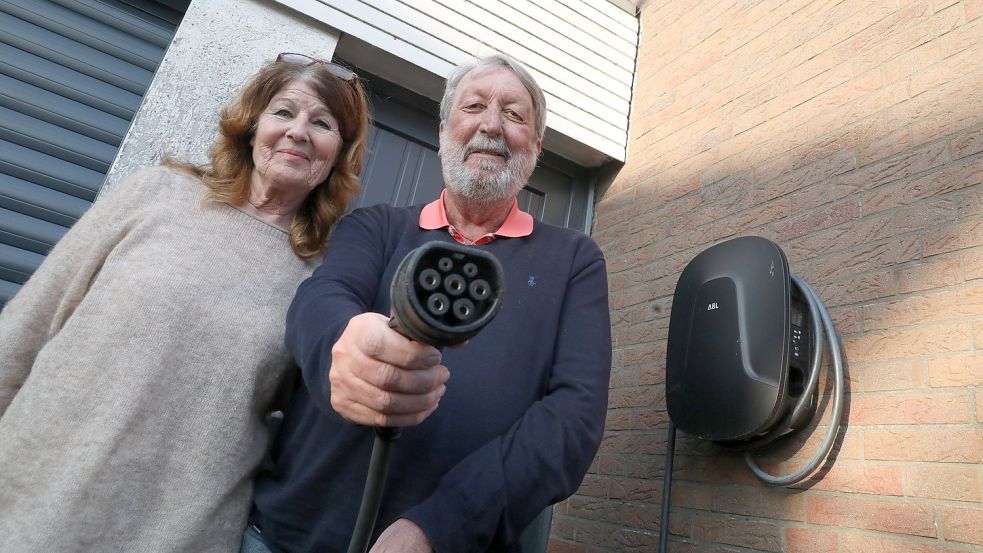 Sie waren in Emden die ersten mit einer Wallbox für ihr E-Auto: Klaus und Christine van Ahrens. In ihrer Doppelhaushälfte ist alles auf Energieeffizienz ausgerichtet. Foto: Hock