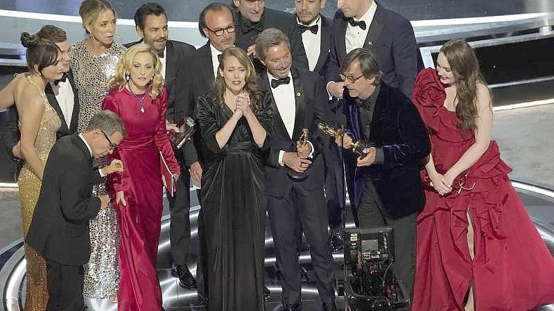 Die Darsteller und die Crew von „Coda“ nehmen den Preis für den besten Film entgegen. Foto: Chris Pizzello/Invision/AP/dpa