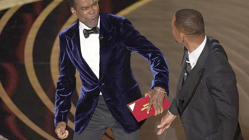 Moderator Chris Rock bekommt von Will Smith eine Ohrfeige versetzt. Foto: Chris Pizzello/Invision/AP/dpa