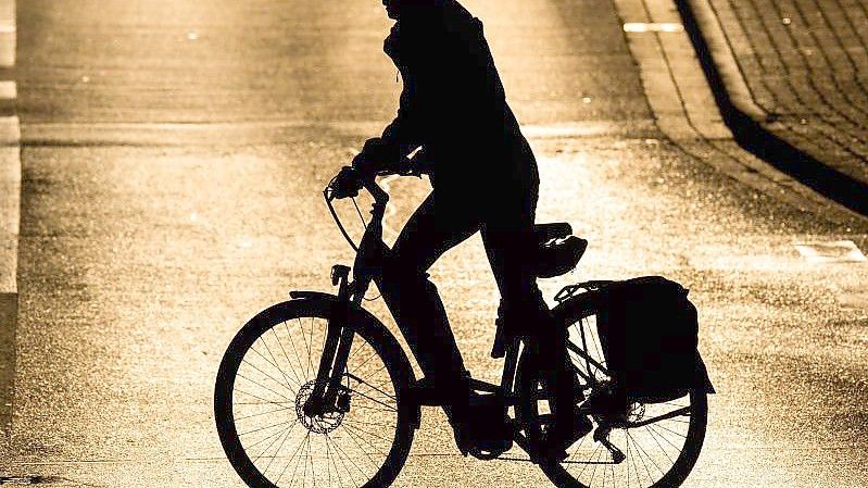Auswertung der Allianz: „In der EU gibt es insgesamt 6000 getötete Zweiradfahrer, in Deutschland waren es im vergangenen Jahr fast tausend.“. Foto: Julian Stratenschulte/dpa