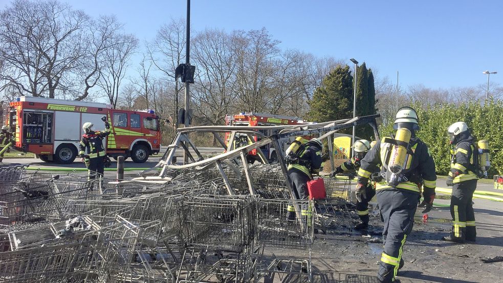 Die Feuerwehr rückte am Sonntag zum Netto-Markt aus. Foto: Mielcarek