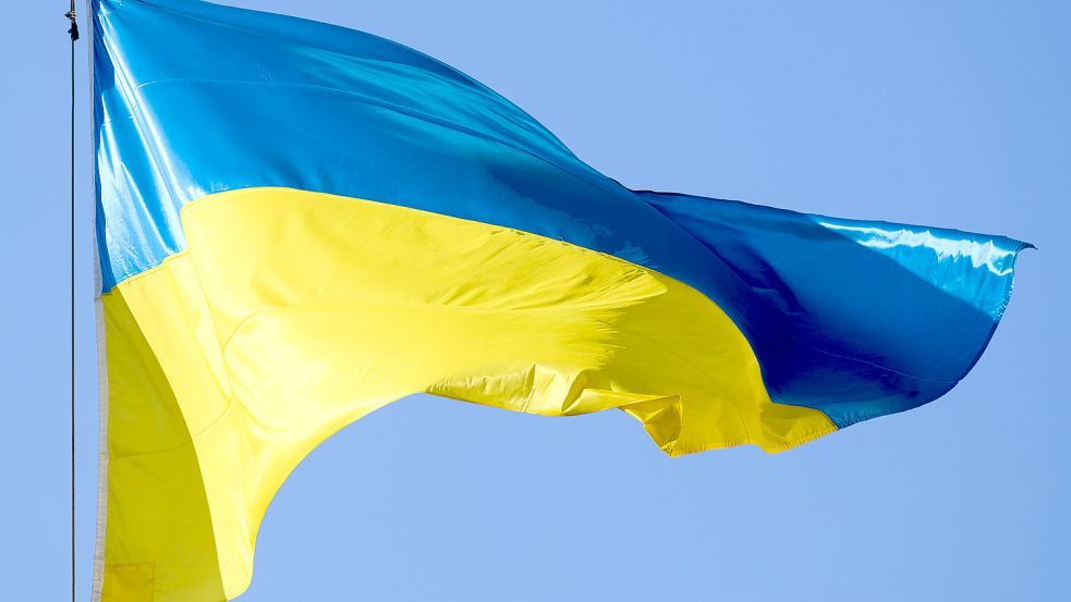 Eine ukrainische Flagge wurde am Wochenende von Unbekannten vor dem Rathaus in Pewsum entwendet. DPA-Symbolfoto: Michael