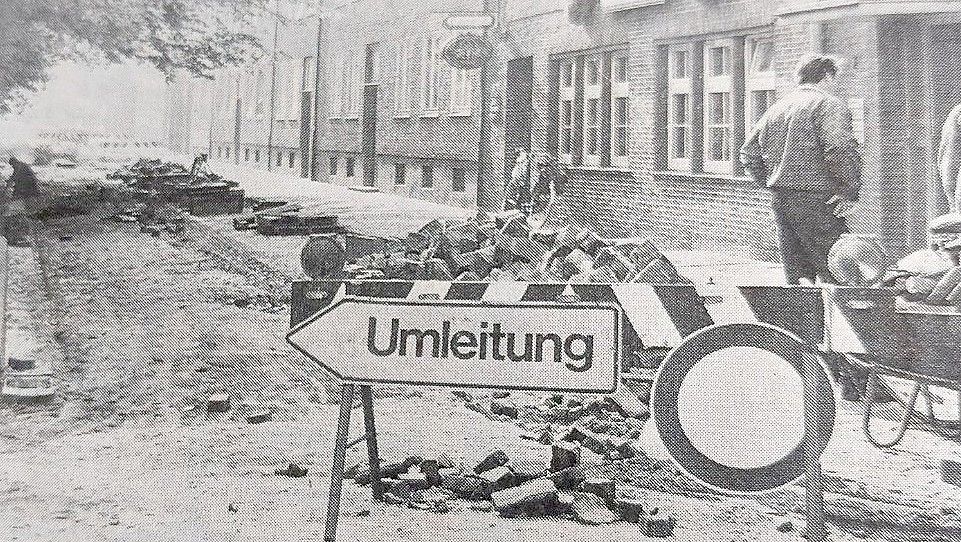 Schon im Oktober 1986 ging es in den Endausbau der Straßensanierung mit Parkplatz-Schaffung. Fotos: Archiv