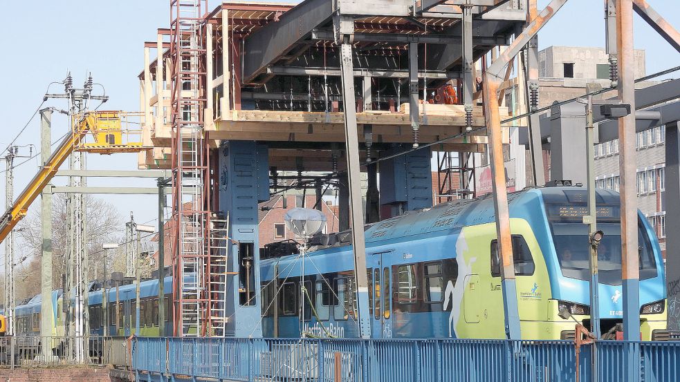 Am vergangenen Wochenende wurde noch an der Arbeitsplattform im oberen Teil der Eisenbahnklappbrücke bei laufendem Zugverkehr gearbeitet. Foto: F. Doden