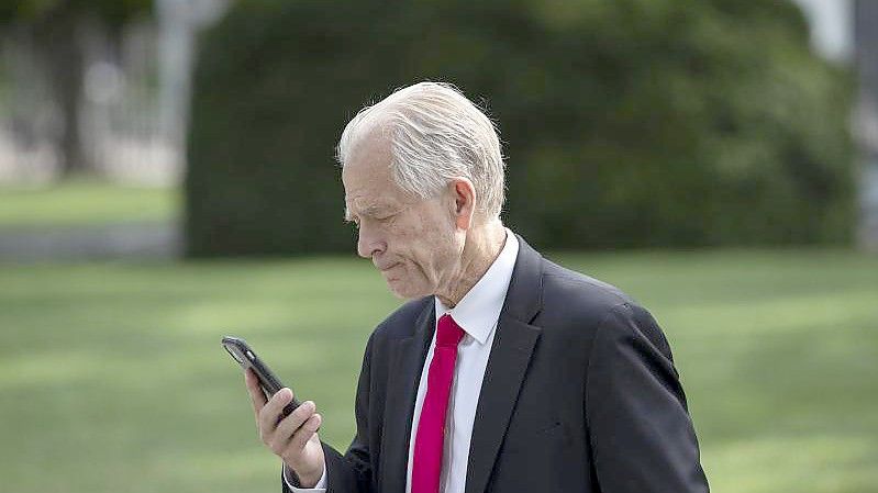 Peter Navarro, damals Handelsberater von US-Präsident Trump, vor einem Fernsehinterview am Weißen Haus. Foto: Alex Brandon/AP/dpa