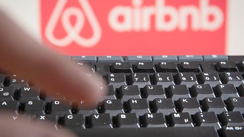 Die unerlaubte Vermietung seiner Wohnung kommt einen Airbnb-Nutzer in Paris teuer zu stehen. Foto: Friso Gentsch/dpa