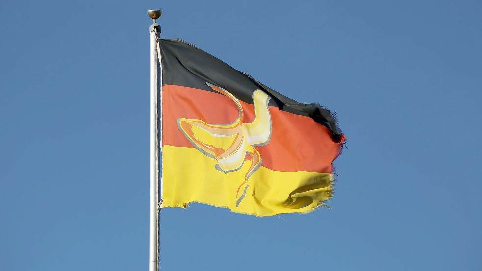 Auch an dieser inzwischen dritten Bananen-Fahne in Ihlow nagt der Zahn der Zeit: Sie bezeichnet Deutschland als Bananenrepublik. Foto: Böning