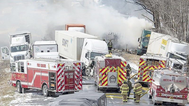 Ein Bild der Verwüstung: Mehrere Rettungswagen der Feuerwehr auf der Interstate 81. Foto: David Mckeown/Republican-Herald/AP/dpa