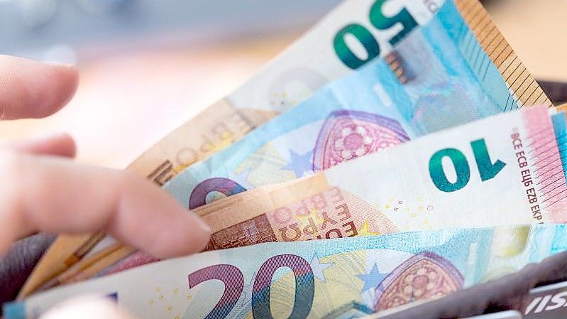 Finanzielle Sorgen oder das Gehalt - Geld ist ein heikles Thema. Foto: Monika Skolimowska/dpa-Zentralbild/dpa