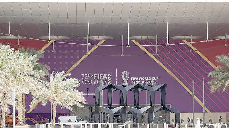 Blick auf den Eingang zum Doha Exhibition & Convention Center (DECC), wo am 1. April die Gruppen-Auslosung für die WM 2022 stattfindet. Foto: Christian Charisius/dpa