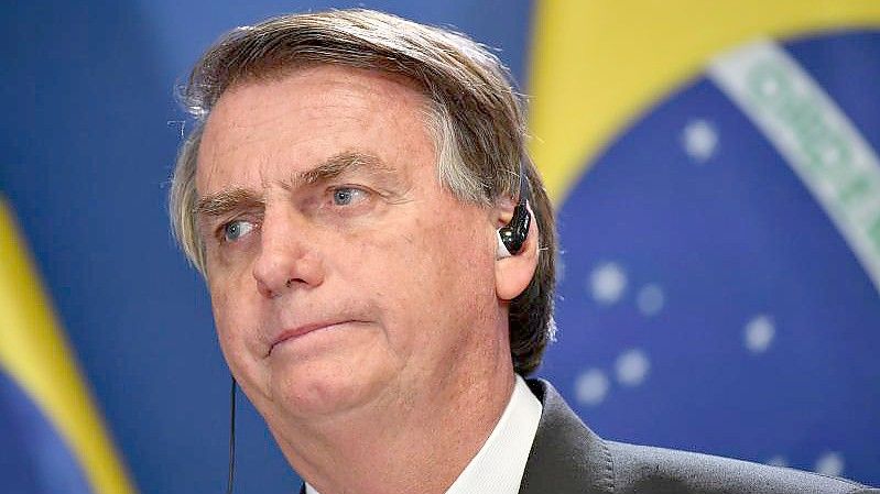 Der rechtspopulistische Politiker Jair Bolsonaro hatte sich erst im Januar zur Behandlung in eine Klinik begeben müssen. Foto: Marton Monus/dpa