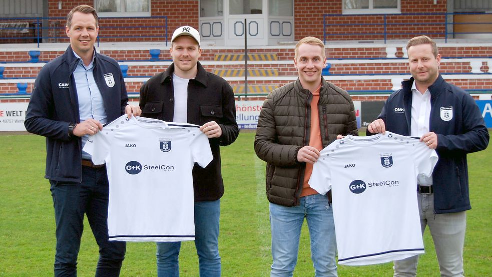 Blau-Weiß Papenburg (links: 2. Vorsitzender Heiko Sandersfeld, rechts: Sportwart Jakob Krause-Heiber) freut sich über die Verpflichtungen von Ole Eucken (Zweiter von links) und Sönke Weßling. Foto: Reemts