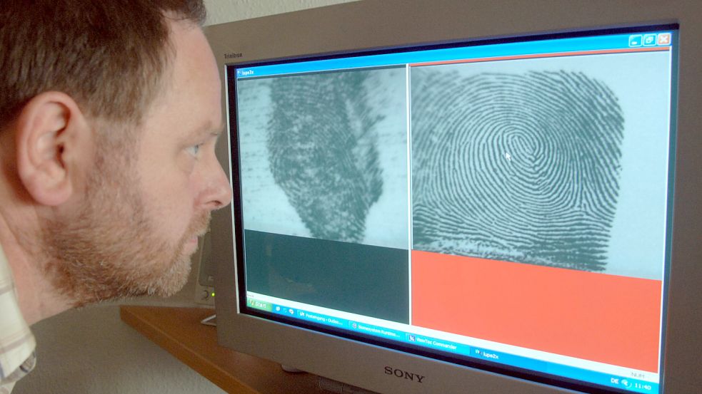 Ein Mitarbeiter des Landeskriminalamtes vergleicht zwei Fingerabdrücke. Foto: dpa/Förster