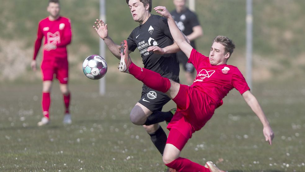 Kickers/Germania Leer II (links) und Fortuna Veenusen (rechts) gehören zu den beiden Verfolgerteams von Aufstiegsrunden-Spitzenreiter Hinte. In der zweiten Aufstiegsrunden-Gruppe wird der TuS Leerhafe/Hovel gejagt. Foto: Doden