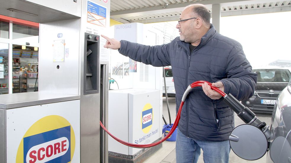 Hazem Alzhouri tankt CNG. Um in seiner Stadt an den Kraftstoff zu kommen, ist der Emder auf die Score-Tankstelle an der Frisiastraße angewiesen. Foto: Päschel