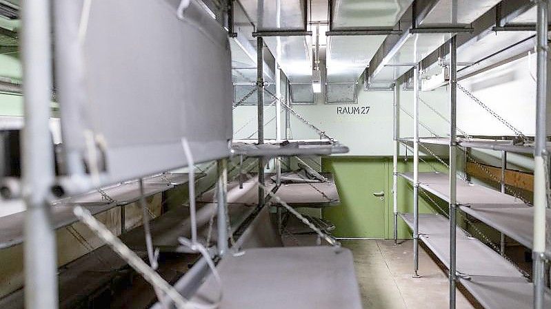 Der Aufenthalts- und Schlafraum im ABC-Bunker unter dem Nürnberger Hauptbahnhof. Der Atomschutzbunker wurde in den siebziger Jahren während des "Kalten Krieges" gebaut und sollte den Bürgern Schutz vor Atomwaffen oder auch chemischen und biologischen Massenvernichtungswaffen bieten. Foto: Daniel Karmann/dpa