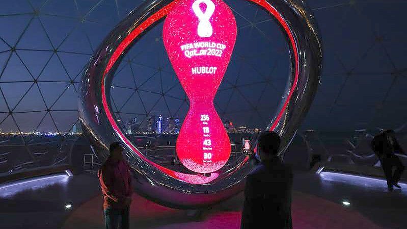 In Doha werden die Gruppen für die WM 2022 ausgelost. Foto: Christian Charisius/dpa