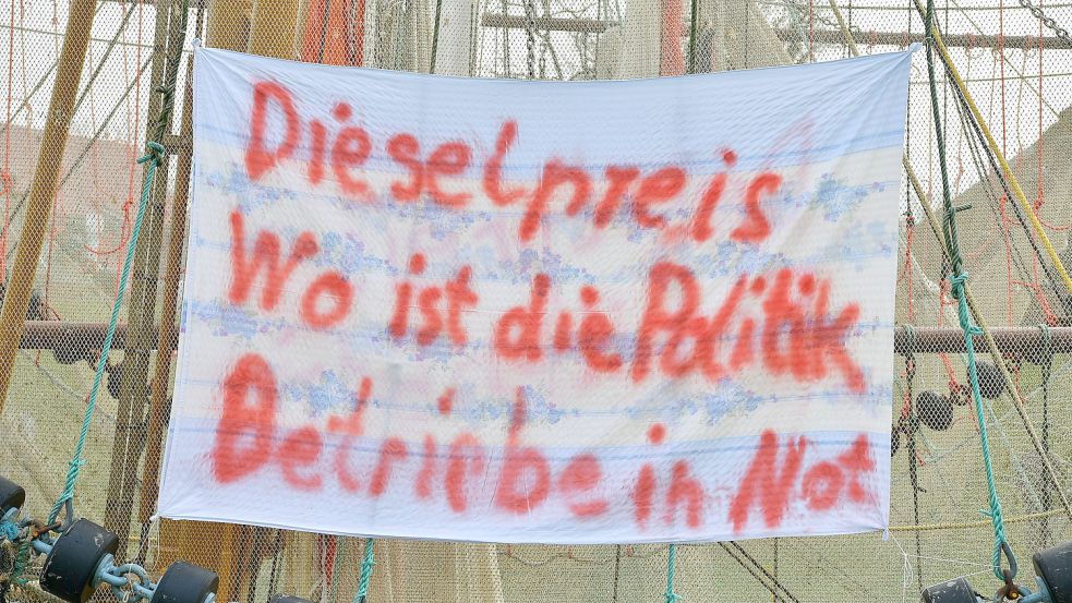 Auch mit Transparenten an den Netzen ihrer Kutter machen die Fischer in Greetsiel auf den enormen Preisanstieg für Schiffsdiesel aufmerksam. Fotos: H. Wagenaar