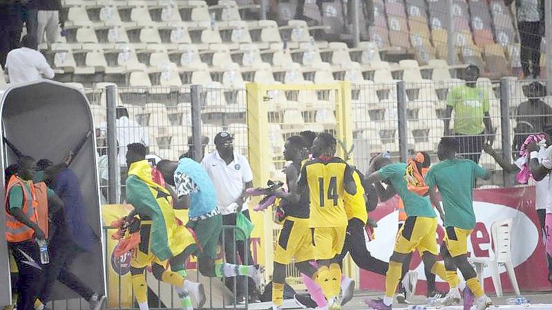 Ghanas Spieler rennen bringen sich nach dem Spiel in Abuja in Sicherheit. Foto: Sunday Alamba/AP/dpa