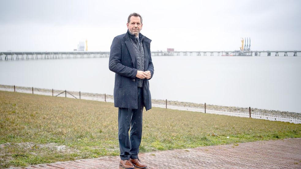 Umweltminister Olaf Lies (SPD) steht vor einem der potenziellen Standorte für ein LNG Terminal in Wilhelmshaven. Foto: Schuldt/dpa