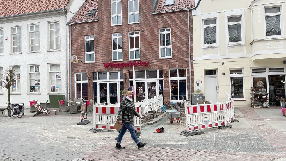 Derzeit werden in der Fußgängerzone in Aurich die alten mit den neuen Leitungen verbunden. Foto: Boschbach