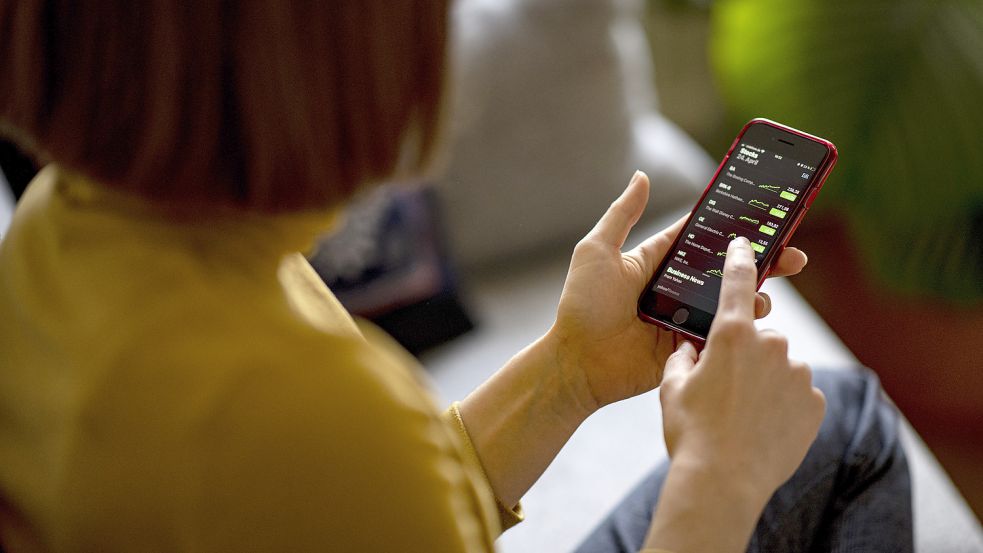 Der Krieg in der Ukraine setzt die Aktienmärkte unter Druck. Das trifft auch Anleger, die nicht in Russ­land investiert haben. Foto: Fabian Sommer/dpa