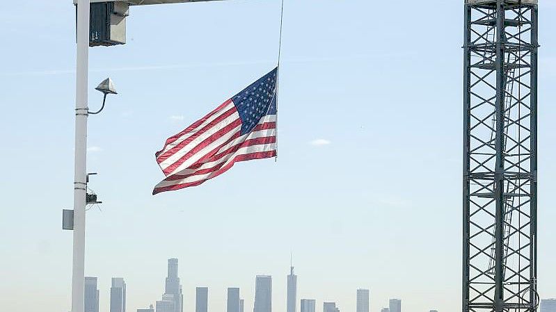 Eine US-Flagge an einem Kran auf einer Baustelle in Hollywood: Das US-Handelsministerium neue Daten zum Bruttoinlandsprodukt veröffentlicht. Foto: Ringo Chiu/ZUMA Wire/dpa