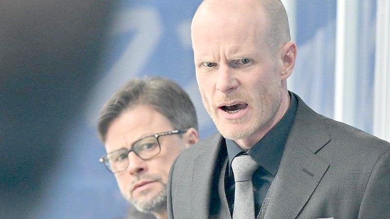 Hat seinen Vertrag beim DEB verlängert: Bundestrainer Toni Söderholm. Foto: Peter Kneffel/dpa
