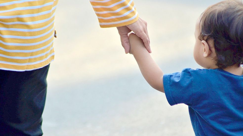 Insbesondere kleine Kinder sollen in Pflegefamilien und nicht in Wohngruppen aufwachsen, wünscht die Stadt Emden. Symbolfotos: Pixabay