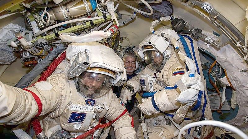 Anton Schkaplerow (l) und Pjotr Dubrow (r) fliegen zusammen Mark Vande Hei (hinten) zur Erde zurück (Archivbild). Foto: Kayla Barron/NASA/dpa