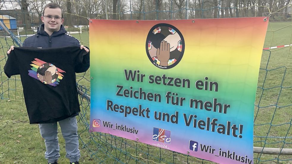 Mit diesem Banner seines Projektes besucht Marc Wiechers auch Sportvereine, die ihn unterstützen möchten. Das eigens entworfene Logo findet sich auch auf T-Shirts wieder. Das Bild entstand auf dem Sportplatz seines Heimatvereines SuS Steenfelde. Foto: Siemens
