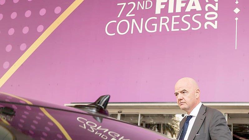 FIFA-Präsident Gianni Infantino hat seine Ambitionen für eine weitere Amstzeit noch nicht verkündet. Foto: Christian Charisius/dpa