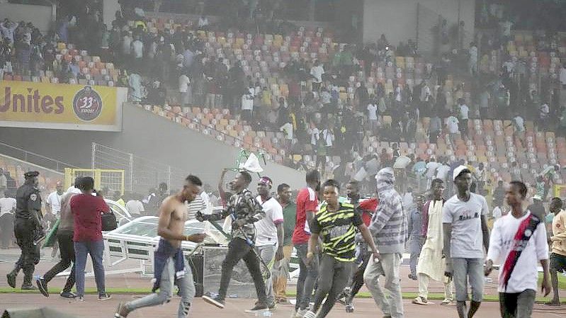 Beim Spiel Nigeria gegen Ghana gab es einen Platzsturm. Foto: Sunday Alamba/AP/dpa