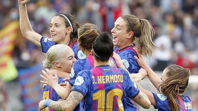 Die Spielerinnen vom FC Barcelona feiern ein Tor: Sie gewinnen im Camp Nou gegen Real Madrid. Foto: Joan Monfort/AP/dpa