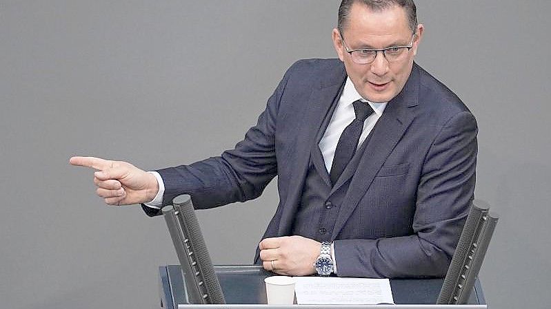 Tino Chrupalla, AfD-Bundesvorsitzender und Fraktionsvorsitzender der AfD, spricht in der Generaldebatte im Plenum im Bundestag. Foto: Michael Kappeler/dpa