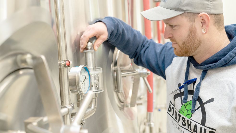 Christopher Franz betreibt die Bootshaus Brauerei am Dümmer. Foto: Andre Havergo