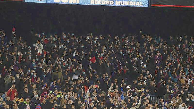 91.553 Menschen waren in Barcelona im Stadion. Foto: Joan Monfort/AP/dpa