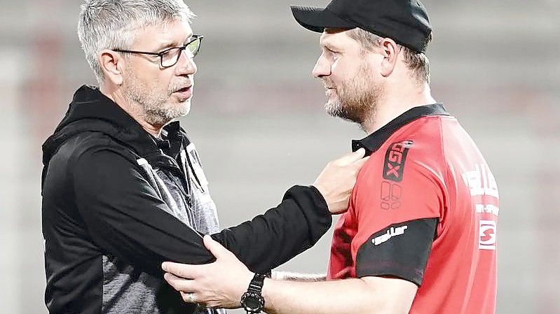 Die Trainer Urs Fischer und Steffen Baumgart (r) unterhalten sich nach einem Spiel. Foto: Kay Nietfeld/dpa