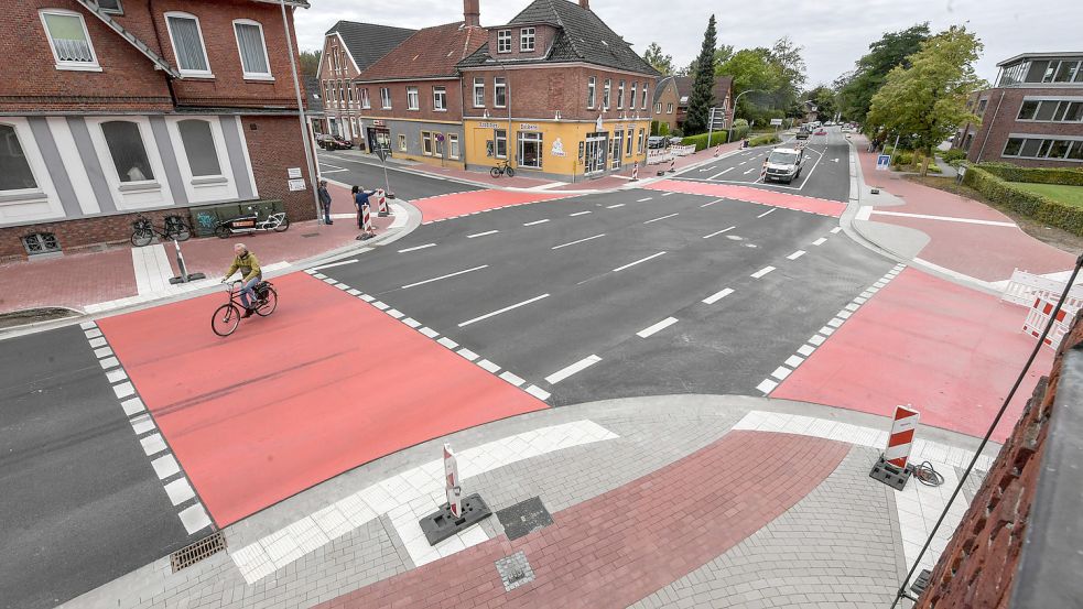 Die Cremer-Kreuzung in Aurich wurde im vergangenen Jahr umgestaltet. Das Foto entstand kurz vor der Freigabe. Darauf fehlen noch die Ampeln. Foto: Archiv/Ortgies