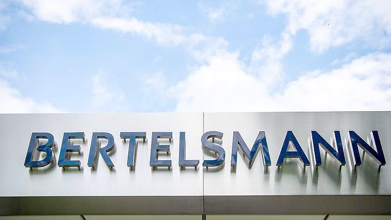 Dank einer Erholung der Werbemärkte und Wachstum im Dienstleistungsgeschäft hat Bertelsmann 2021 das beste operative Ergebnis in der Firmengeschichte erzielt. Foto: Lino Mirgeler/dpa